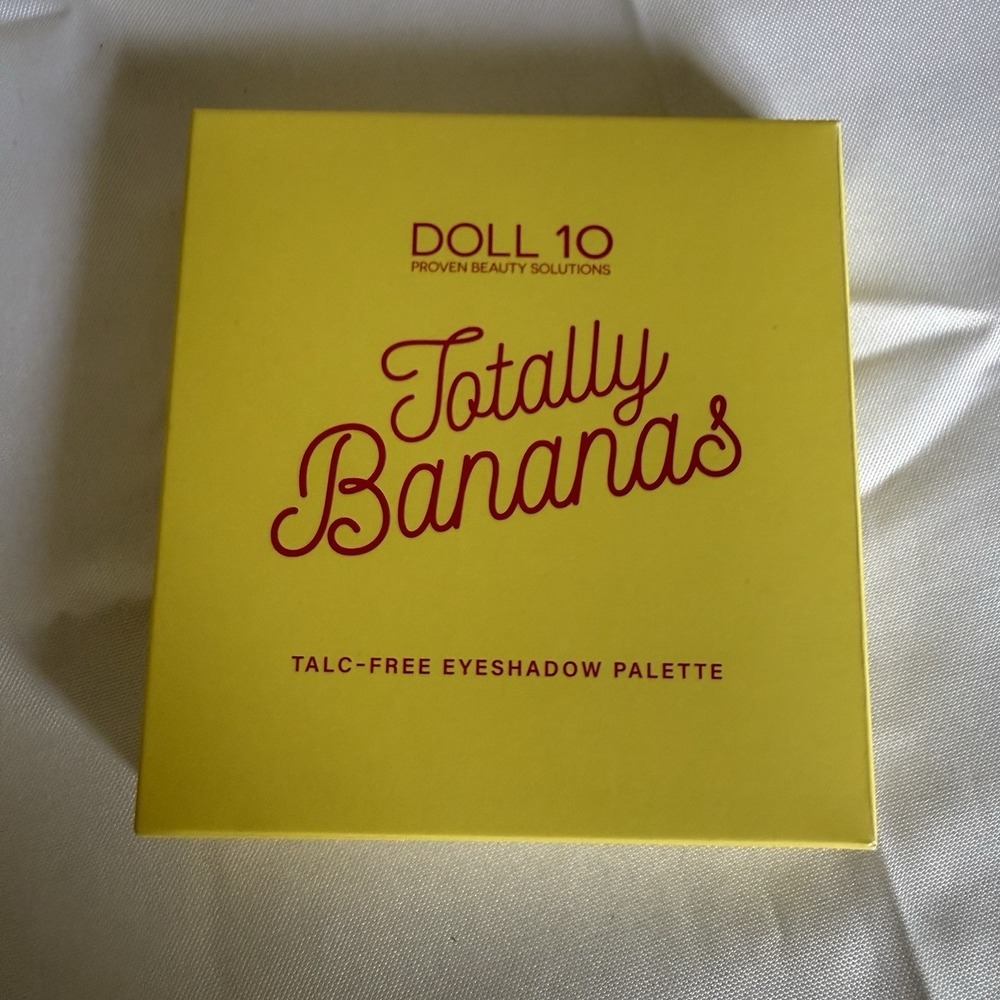 DOLL 10 Totally Bananas Eyeshadow Palette Chelsea Bananas Talc Free 9 Colors